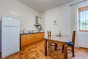 Refrigerador, microondas, parrilla de estufa y tetera eléctrica