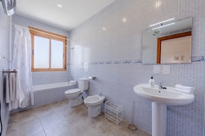 Een douche, een haardroger, handdoeken