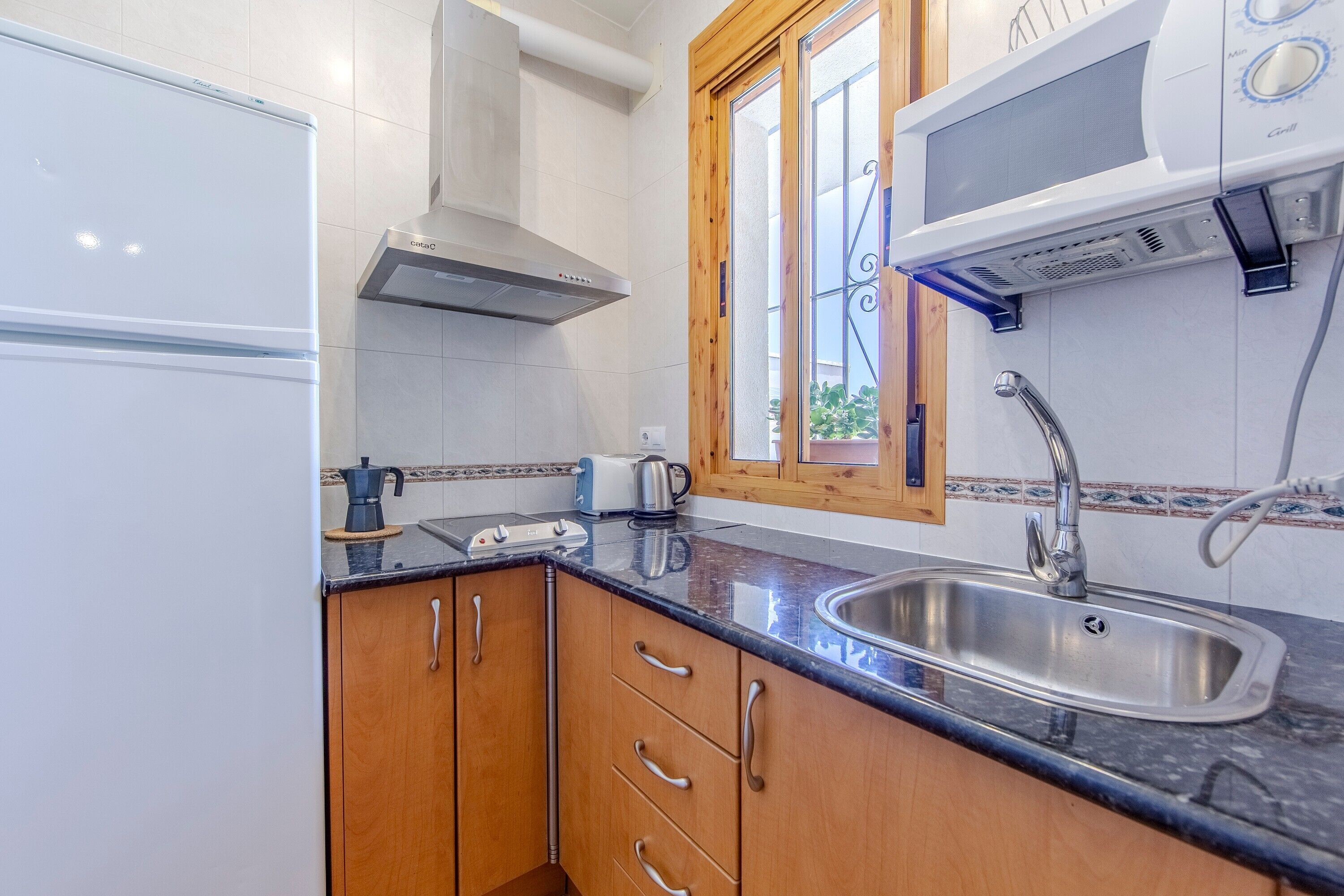 Frigorífico, microondas, placa de cocina y hervidor eléctrico