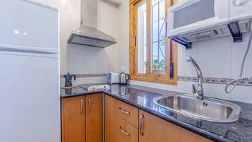 Frigorífico, microondas, placa de cocina y hervidor eléctrico