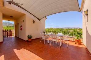 Outdoor dining - Apartment 'Apartamento Almendro' with Mountain View, Wi-Fi and Air Conditioning (Velez - Rubio)
