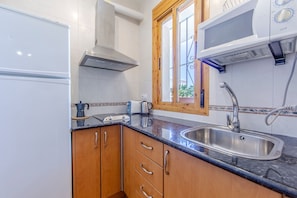 Réfrigérateur, micro-ondes, plaque de cuisson, bouilloire électrique
