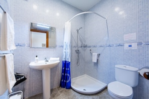 Douche, sèche-cheveux, serviettes fournies