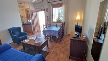 Una televisión, una chimenea, una mesa de tenis de mesa