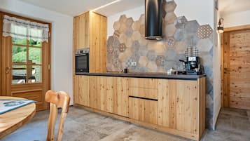 Frigorifero, forno, piano cottura, lavastoviglie