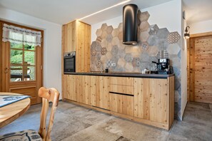 Jääkaappi, uuni, liesi, astianpesukone