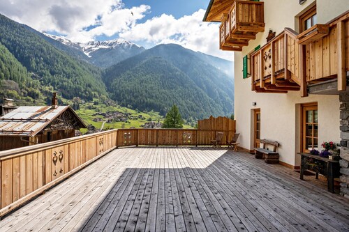 Appartement 'Soffio Del Larice met Privé Sauna' en bergzicht