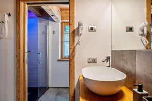 Dusche, Haartrockner, Handtücher