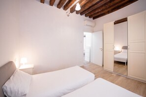 2 chambres, fer et planche à repasser, Wi-Fi, draps fournis