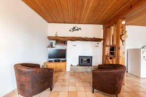 Televisio, takka, pöytätennispöytä