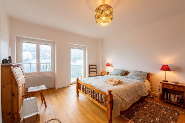 4 bedrooms, iron/ironing board, free WiFi, bed sheets