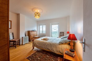 4 bedrooms, iron/ironing board, free WiFi, bed sheets