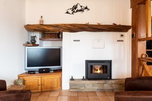 Téléviseur, foyer, table de ping-pong