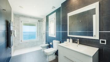 Een douche, gratis toiletartikelen, een haardroger, handdoeken