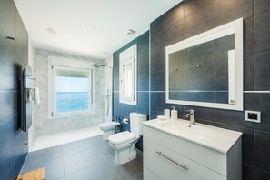 Shower, free toiletries, hair dryer, towels - Villa 'Azul' with Shared Pool, Wi-Fi and Air Conditioning (Cala Pi)