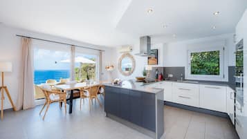 Geladeira, micro-ondas, fogão, cooktop