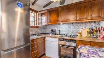 Réfrigérateur, micro-ondes, plaque de cuisson, lave-vaisselle