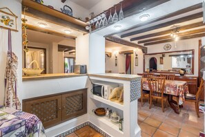 Kjøleskap, mikrobølgeovn, kokeplater og oppvaskmaskin