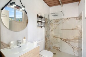 Ducha, secador de pelo, toallas