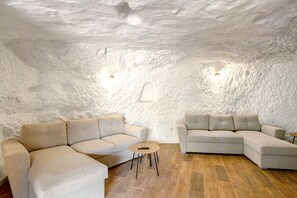 TV - Vacation Home 'Casa Cueva' with Mountain View, Private Pool and Wi-Fi (Teror)