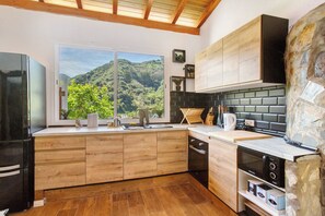 Refrigerador, microondas, parrilla de estufa y cafetera y tetera 