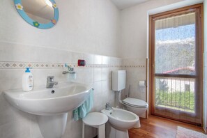 Dusj, hårføner og håndklær