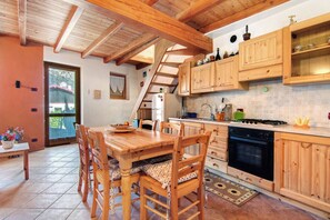 Kjøleskap, ovn, kokeplater og kaffetrakter/tekoker