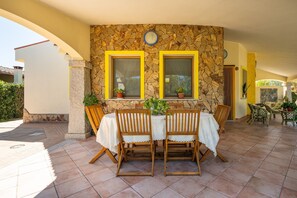 Outdoor dining - Holiday Home 'Villa Stefania' with Private Terrace, Garden, and Air Conditioning (Costa Rei)