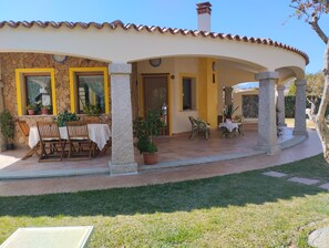 Outdoor dining - Holiday Home 'Villa Stefania' with Private Terrace, Garden, and Air Conditioning (Costa Rei)