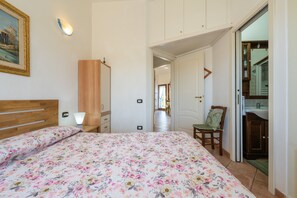 3 bedrooms, iron/ironing board, bed sheets, wheelchair access - Holiday Home 'Villa Stefania' with Private Terrace, Garden, and Air Conditioning (Costa Rei)