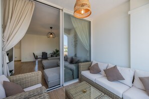 TV - Apartment 'Marbella Beach San Pedro' with Mountain View, Wi-Fi and Air Conditioning (Marbella)