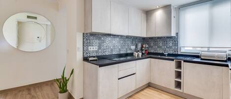 Réfrigérateur, micro-ondes, four, plaque de cuisson