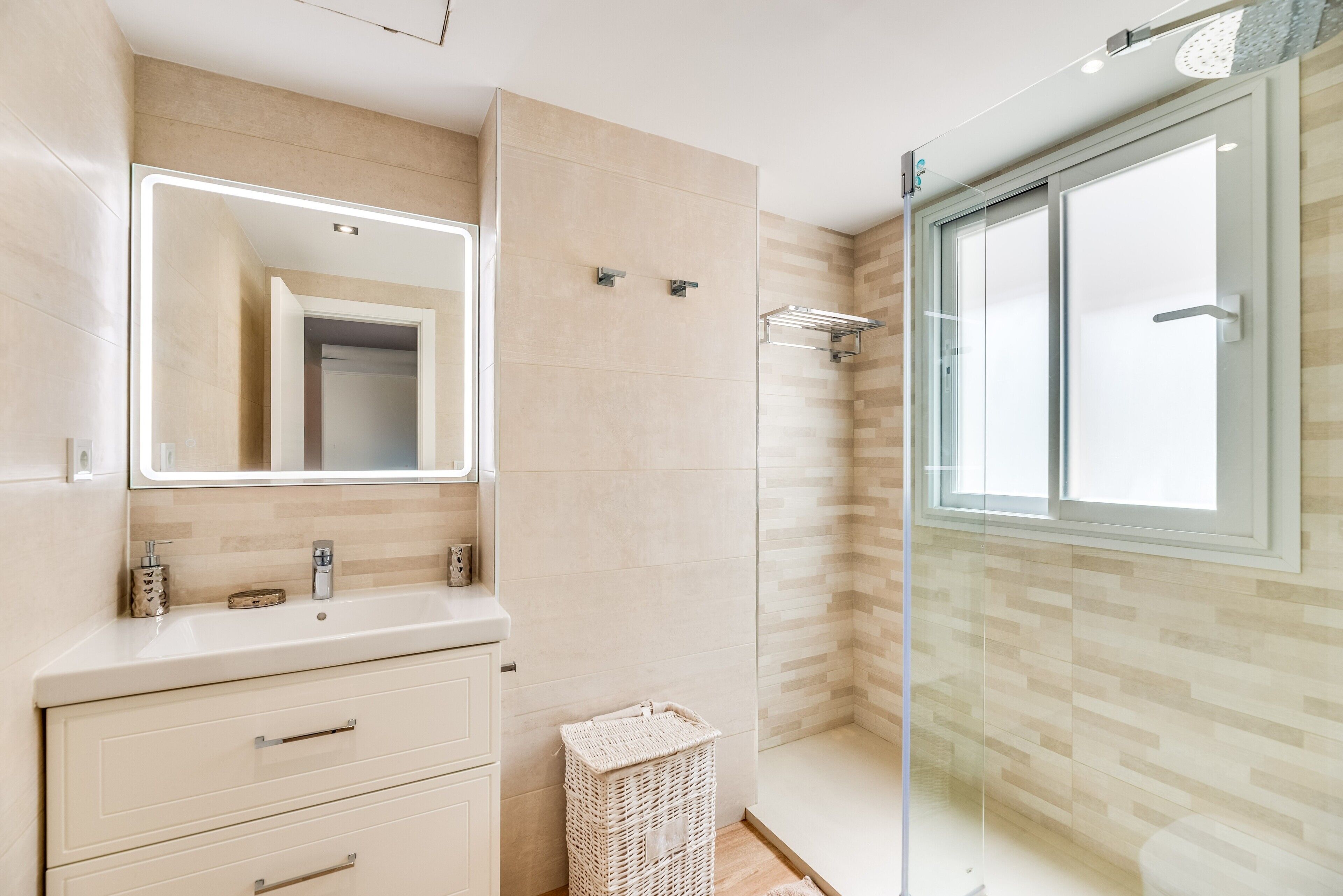 Shower, hair dryer, towels