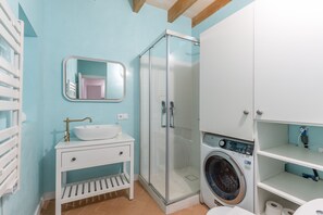 Shower, hair dryer, towels