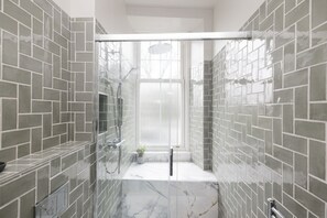 Douche, sèche-cheveux, serviettes fournies