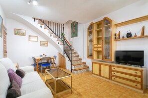 Televisión y chimenea 
