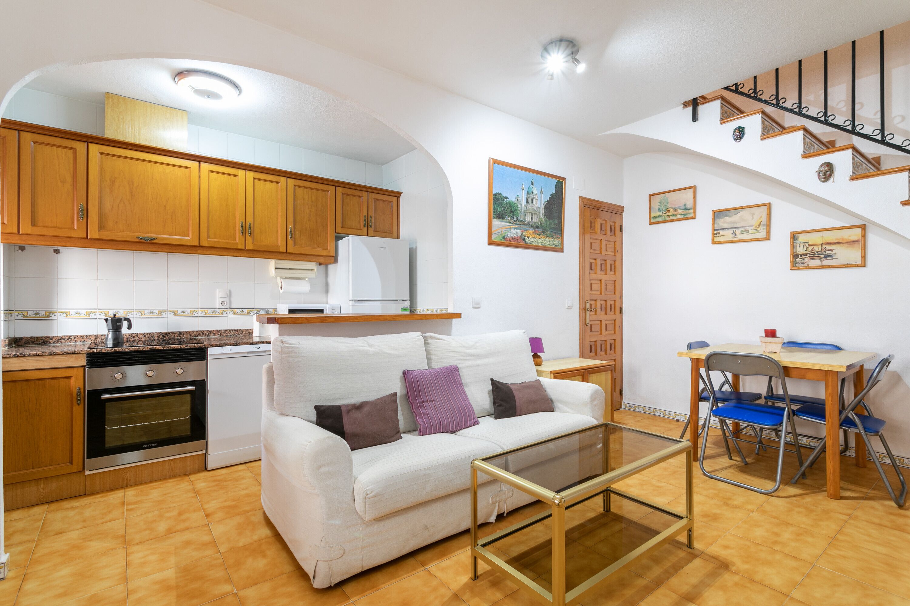 Een televisie en een open haard