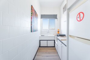 Fridge, microwave, oven, stovetop - Apartment 'casAcamer Sur' with Sea Views, Private Terrace, and Shared Garden (Sagunto)