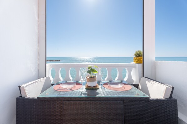 Outdoor dining - Apartment 'casAcamer Sur' with Sea Views, Private Terrace, and Shared Garden (Sagunto)
