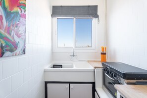 ثلاجة، ميكروويف، فرن، موقد طهي مسطح