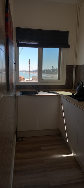 A kitchen with a window, a sink, and a stove. - casAcamer – a house born from love (Sagunto)