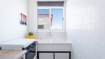 Frigorifero, microonde, forno, piano cottura