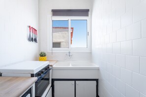 Jääkaappi, mikroaaltouuni, uuni, liesi