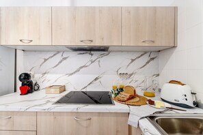 Fridge, microwave, stovetop, dishwasher - Vacation Home 'Casa Relax Marine' with Shared Pool, Wi-Fi and Air Conditioning (Costa del Silencio Arona)