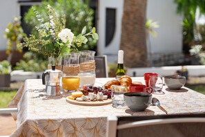 Outdoor dining - Vacation Home 'Casa Relax Marine' with Shared Pool, Wi-Fi and Air Conditioning (Costa del Silencio Arona)