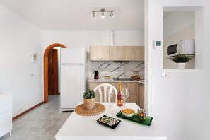 Fridge, microwave, stovetop, dishwasher