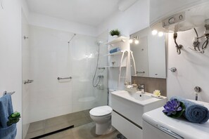 Douche, sèche-cheveux, serviettes fournies