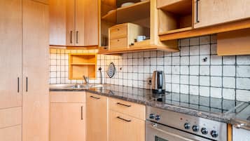 Een koelkast, een magnetron, een oven, een kookplaat