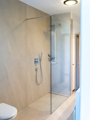 Dusche, kostenlose Toilettenartikel, Haartrockner, Handtücher