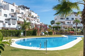 Pool - Apartment 'Modern 3 Bed, Sea View and Pool' with Shared Pool, Wi-Fi and Air Conditioning (Estepona)
